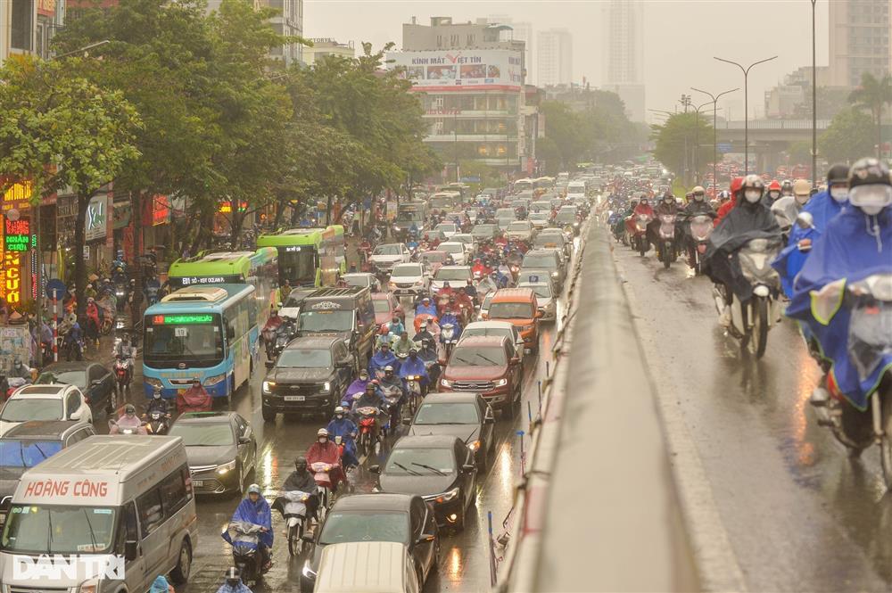 Người Hà Nội sáng nay 'hứng' trọn mưa, rét, tắc đường - ảnh 2