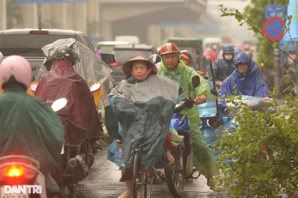Người Hà Nội sáng nay 'hứng' trọn mưa, rét, tắc đường - ảnh 8