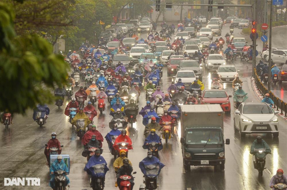 Người Hà Nội sáng nay 'hứng' trọn mưa, rét, tắc đường - ảnh 4