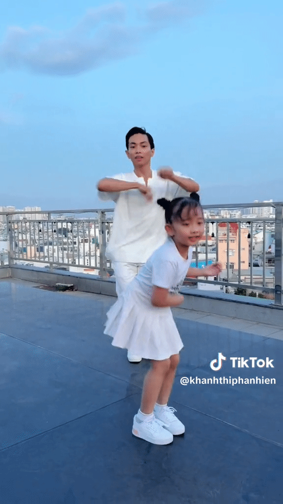 Con gái Khánh Thi - Phan Hiển trổ tài nhảy múa cùng bố trên sân thượng: Con nhà nòi quả có khác! - ảnh 2