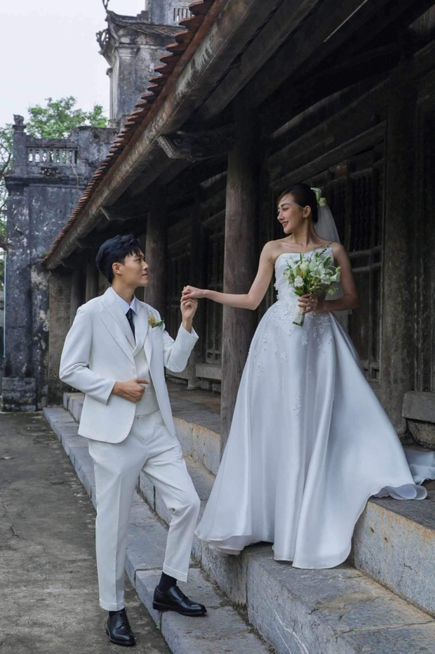 Đám cưới Phương Lan - Phan Đạt tại Ninh Bình: Chú rể nhìn vợ si tình, cùng làm 1 việc đặc biệt trước khi vào lễ đường - ảnh 5