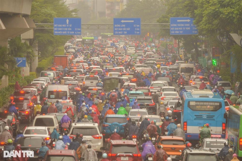 Người Hà Nội sáng nay 'hứng' trọn mưa, rét, tắc đường - ảnh 7