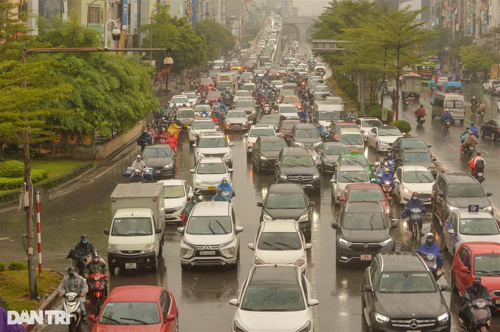 Người Hà Nội sáng nay 'hứng' trọn mưa, rét, tắc đường - ảnh 1