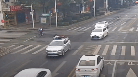 Đi xe máy vượt đèn đỏ, 2 nữ sinh phóng thẳng lên nóc ô tô và lời cảnh tỉnh - ảnh 1