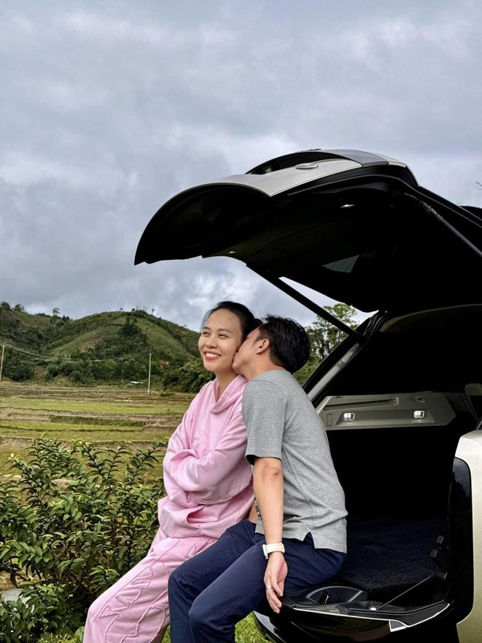 Vợ chồng Cường Đô La, Đàm Thu Trang mang xế hộp lên núi, trốn các con ''hẹn hò - ảnh 1