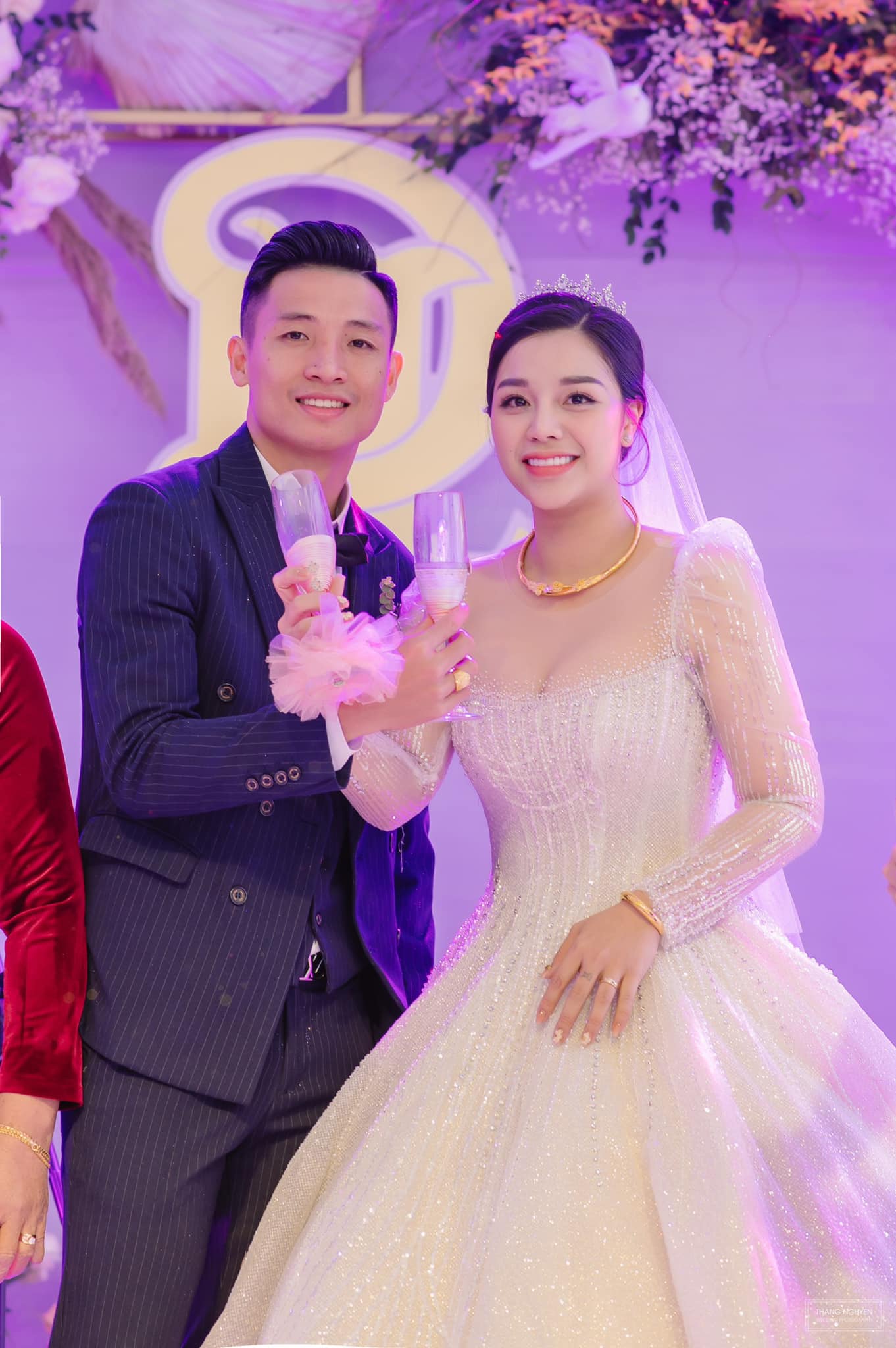 Cô dâu làng bóng đá Việt được tặng vàng ngày cưới hỏi, đoán xem của ai ''nặng'' nhất? - ảnh 9