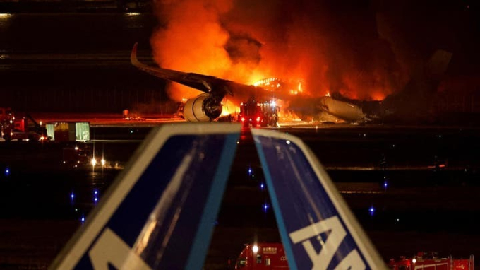 Hành khách thoát chết trên chiếc máy bay chở 379 người bốc cháy kể giây phút tháo chạy ám ảnh cả đời: 