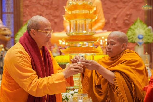 Trụ trì chùa Ba Vàng bị kỷ luật vụ ‘xá lợi tóc Đức Phật’ - ảnh 1