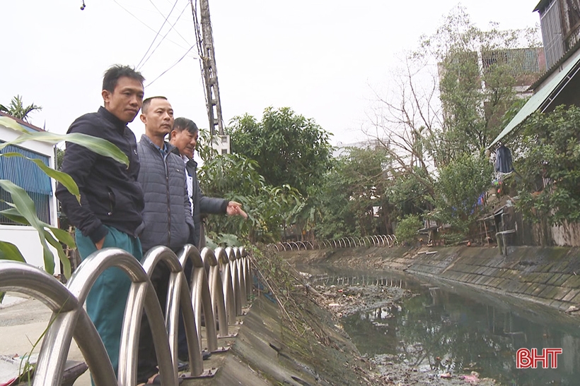 Ngộp thở bên bờ kênh ô nhiễm trầm trọng ở Kỳ Tân - ảnh 1