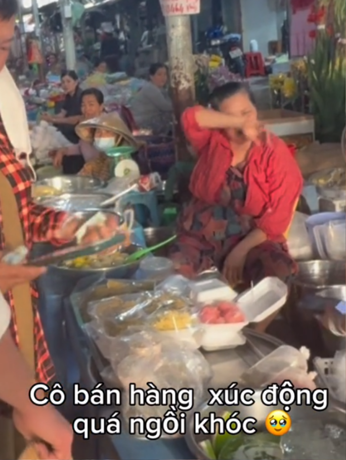 Bí mật trở về Việt Nam sau 6 năm xa xứ, chàng trai khiến cả chợ rơi nước mắt bởi cái ôm đoàn tụ với mẹ - ảnh 2