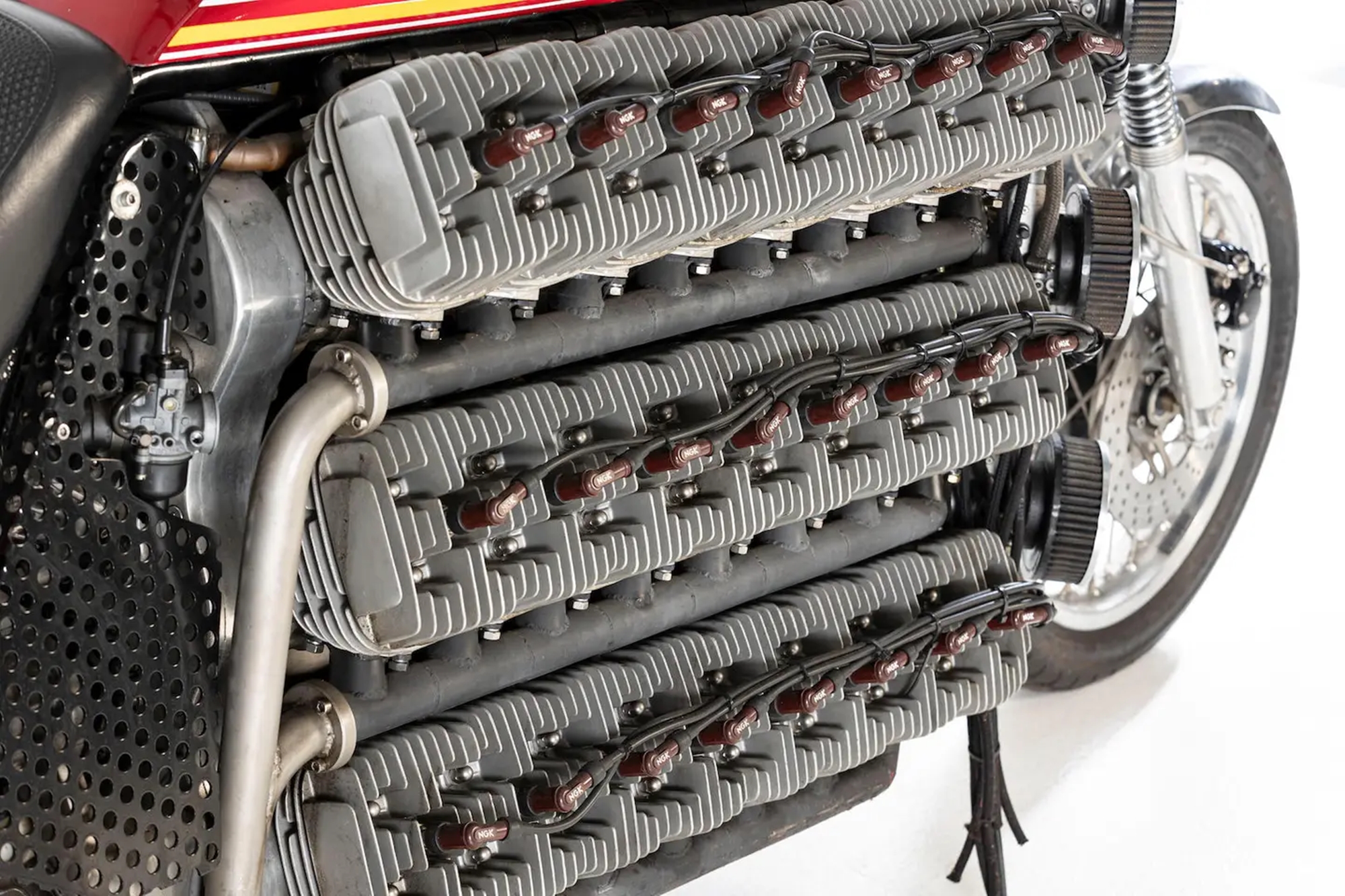 Không phải ai cũng có thể chinh phục được chiếc xe máy này: Động cơ khủng tới 48 xy-lanh, mạnh ngang Aston Martin Vantage - ảnh 2