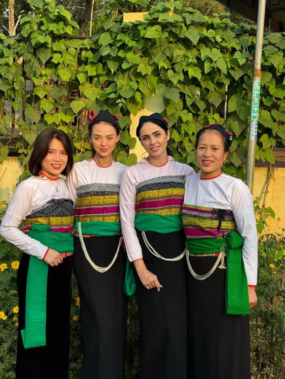 Chu Thanh Huyền được Quang Hải đưa về ngoại; vợ Bùi Tiến Dũng mặc trang phục truyền thống quê chồng - ảnh 8