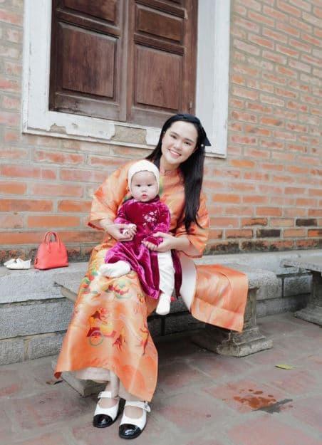 Chu Thanh Huyền được Quang Hải đưa về ngoại; vợ Bùi Tiến Dũng mặc trang phục truyền thống quê chồng - ảnh 11