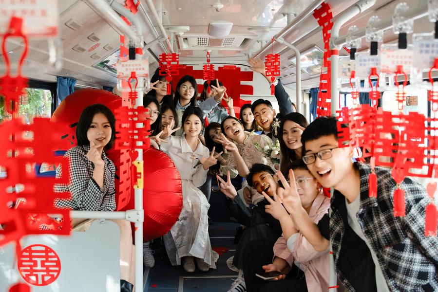 Giới trẻ Trung Quốc ưa chuộng đám cưới trên xe buýt - ảnh 1