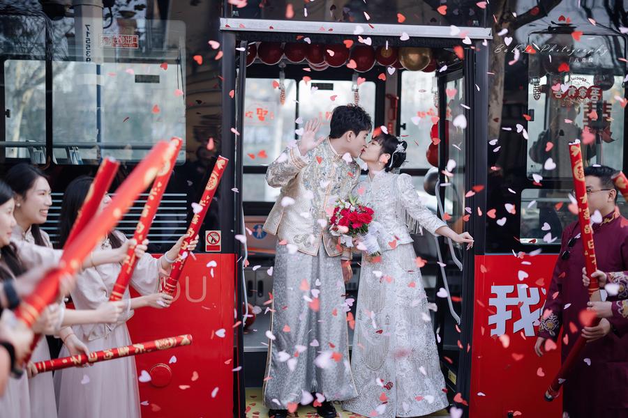 Giới trẻ Trung Quốc ưa chuộng đám cưới trên xe buýt - ảnh 2