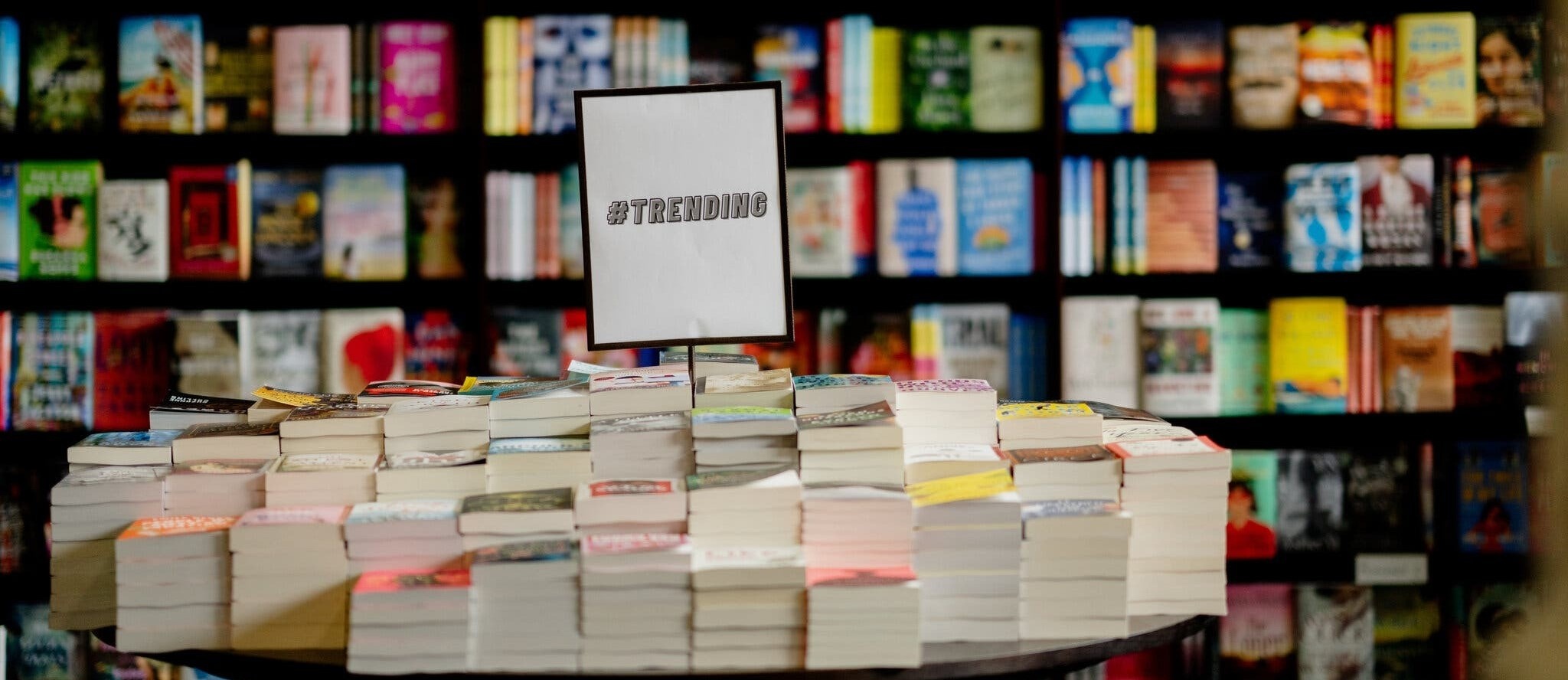 ''Luật ngầm'' khiến nhà văn phải trở thành TikToker để bán sách - ảnh 1