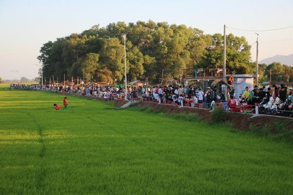 Chợ quê giữa đồng lúa xanh mướt bán trăm món ngon, đón nghìn khách mỗi ngày - ảnh 3