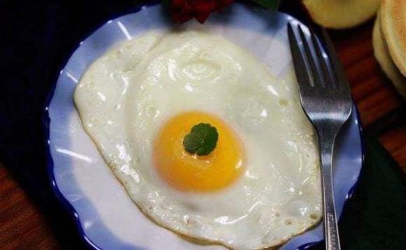 Bước đầu tiên khi chiên trứng không phải là thêm dầu, cách đầu bếp nhà hàng làm khiến cho trứng mịn và mềm - ảnh 6