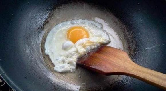 Bước đầu tiên khi chiên trứng không phải là thêm dầu, cách đầu bếp nhà hàng làm khiến cho trứng mịn và mềm - ảnh 3