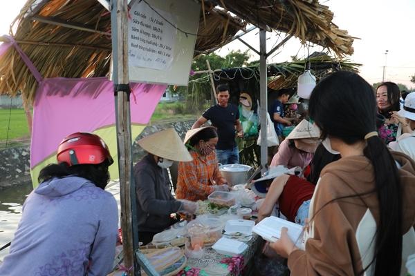 Chợ quê giữa đồng lúa xanh mướt bán trăm món ngon, đón nghìn khách mỗi ngày - ảnh 6