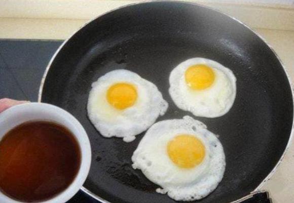 Bước đầu tiên khi chiên trứng không phải là thêm dầu, cách đầu bếp nhà hàng làm khiến cho trứng mịn và mềm - ảnh 5