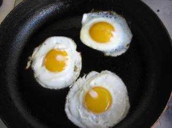Bước đầu tiên khi chiên trứng không phải là thêm dầu, cách đầu bếp nhà hàng làm khiến cho trứng mịn và mềm - ảnh 4