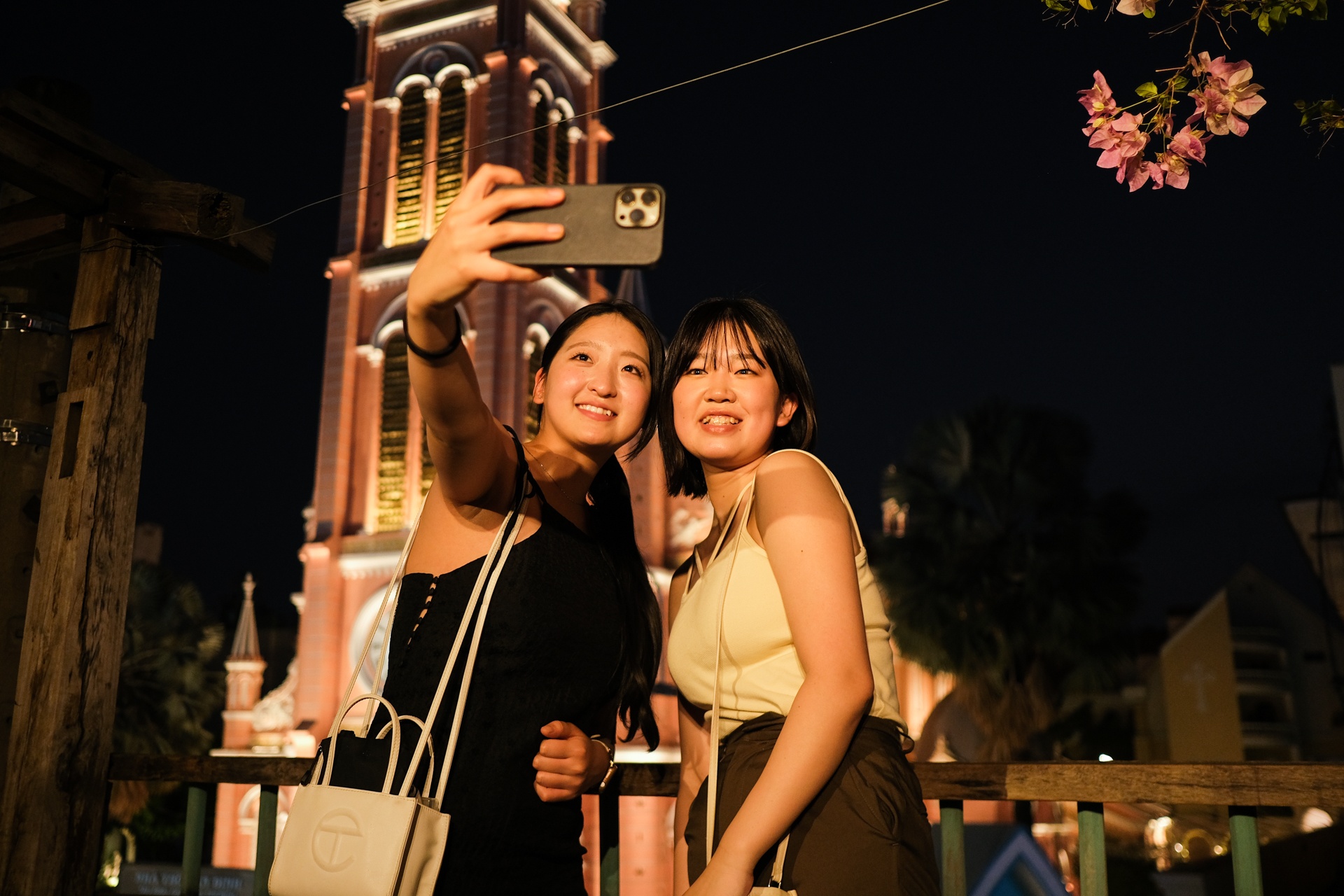 Hàng trăm khách châu Á đến nhà thờ Tân Định chụp ảnh mỗi ngày - ảnh 13
