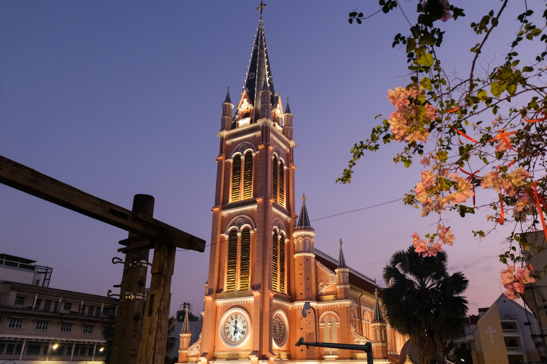 Hàng trăm khách châu Á đến nhà thờ Tân Định chụp ảnh mỗi ngày - ảnh 1