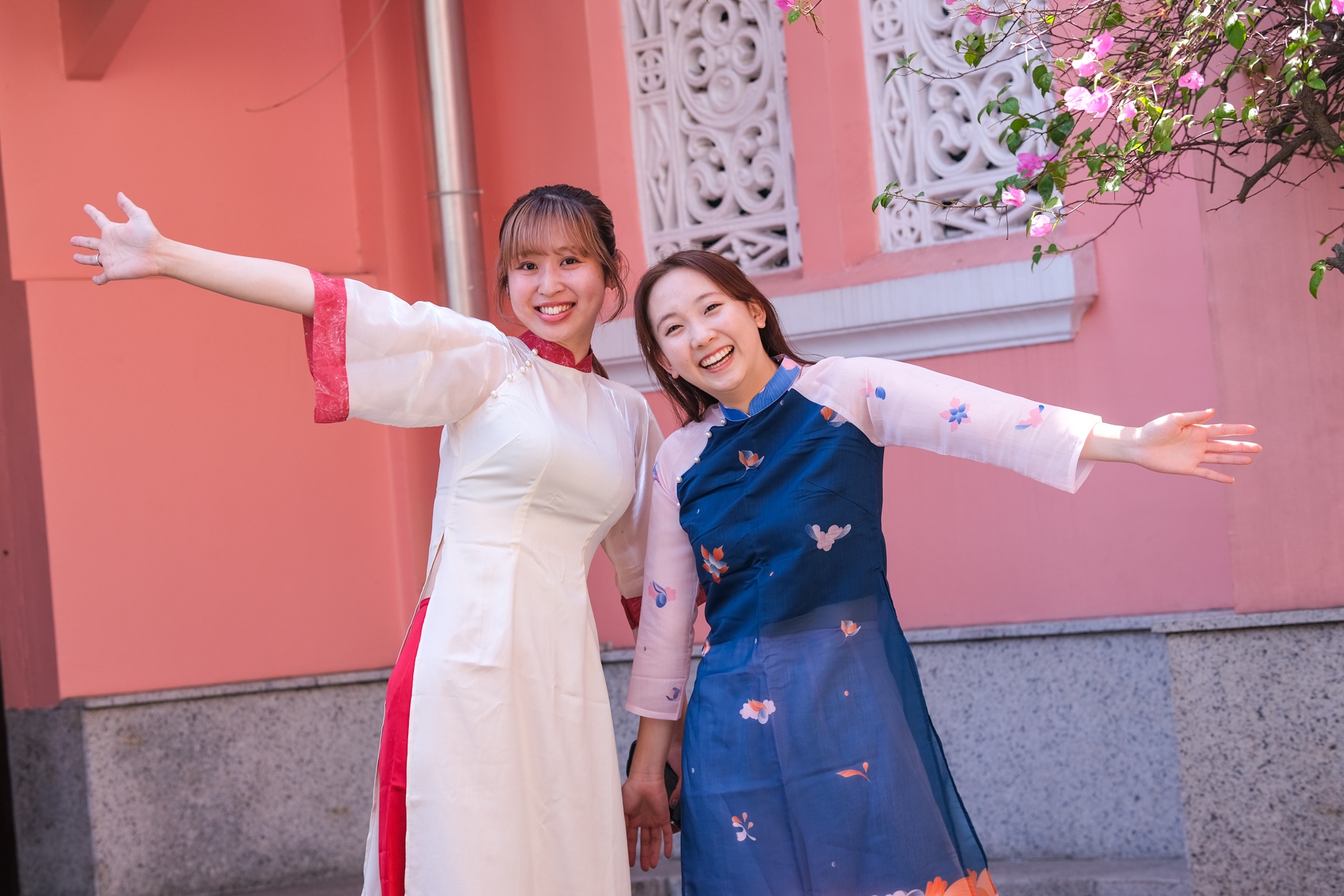 Hàng trăm khách châu Á đến nhà thờ Tân Định chụp ảnh mỗi ngày - ảnh 9