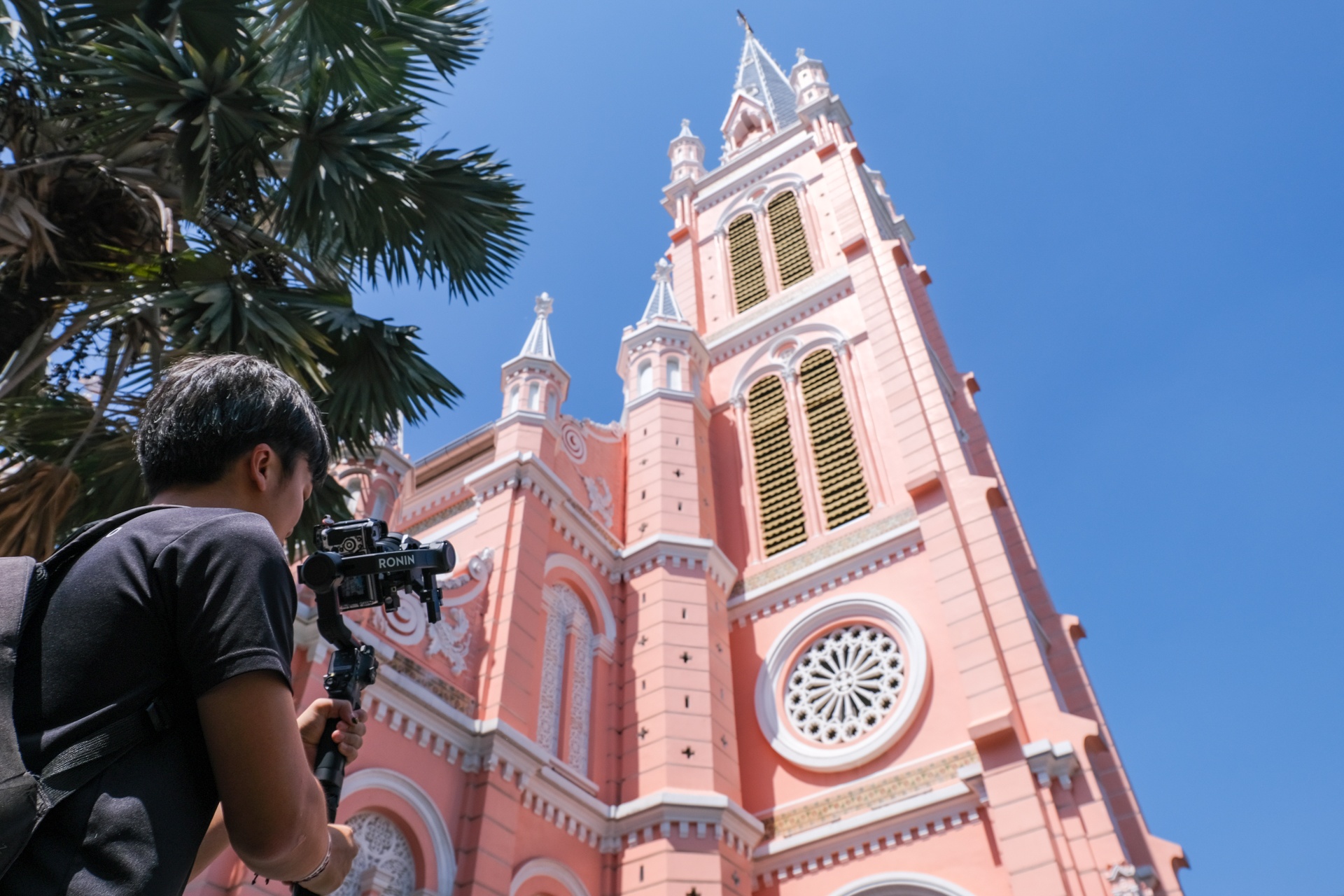 Hàng trăm khách châu Á đến nhà thờ Tân Định chụp ảnh mỗi ngày - ảnh 5