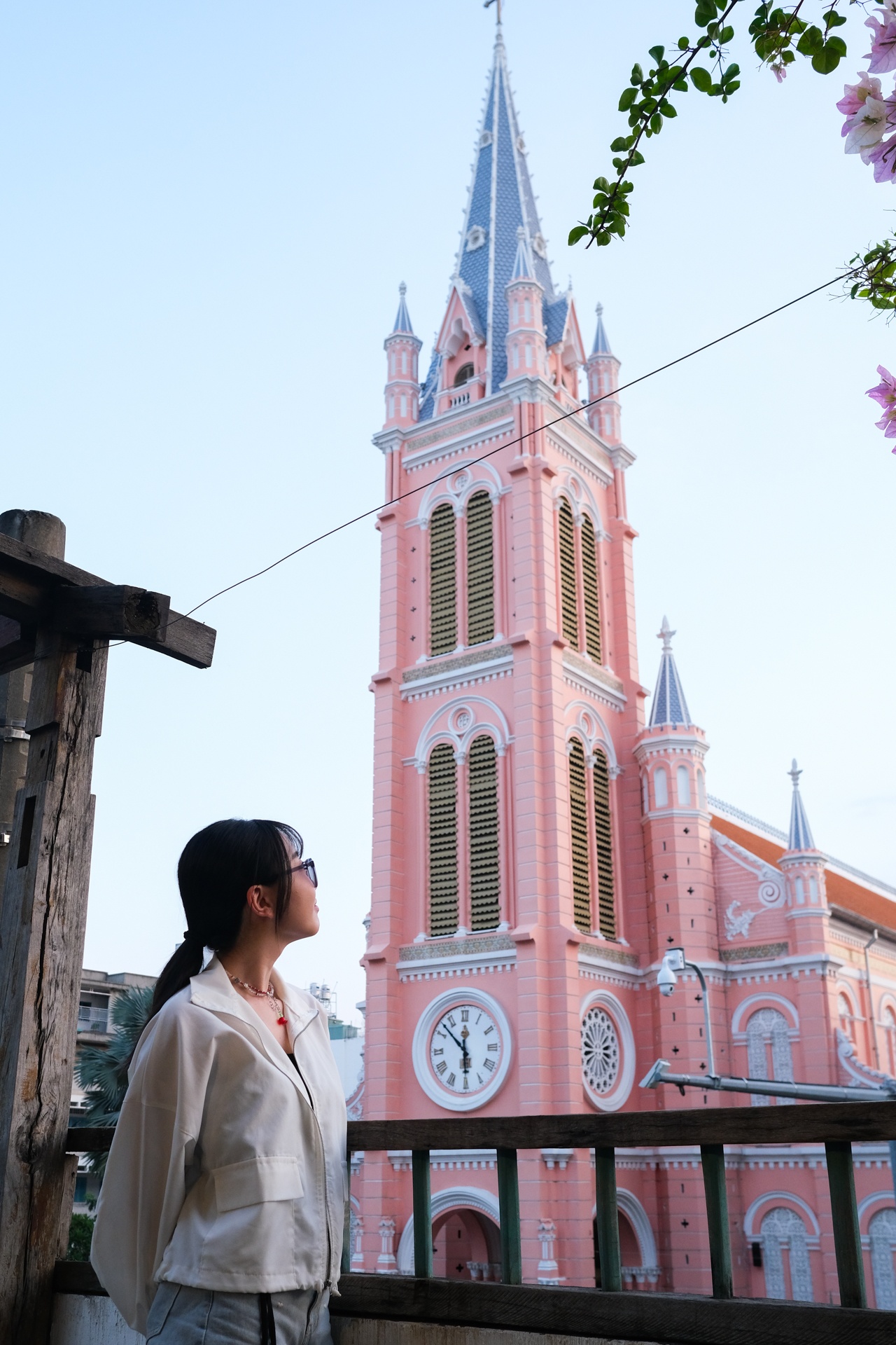 Hàng trăm khách châu Á đến nhà thờ Tân Định chụp ảnh mỗi ngày - ảnh 11
