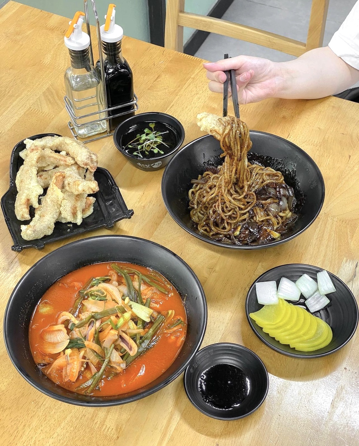 Khu ẩm thực Tây, Hàn, Nhật, Trung kín khách ngoại ở TP.HCM - ảnh 11