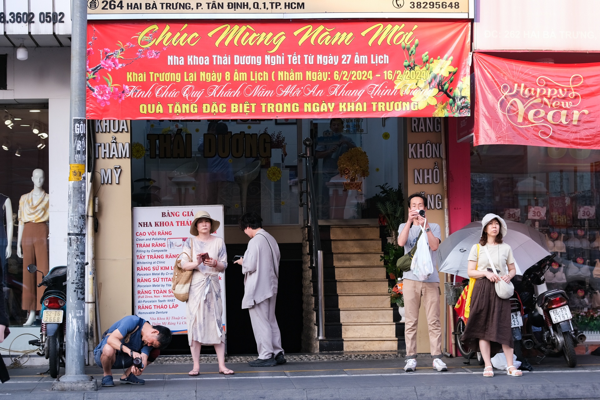 Hàng trăm khách châu Á đến nhà thờ Tân Định chụp ảnh mỗi ngày - ảnh 15