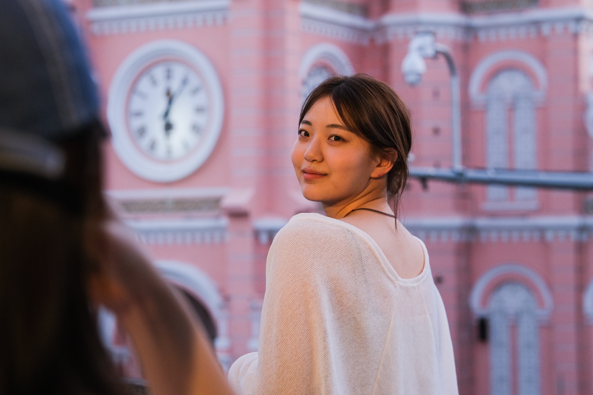 Hàng trăm khách châu Á đến nhà thờ Tân Định chụp ảnh mỗi ngày - ảnh 8