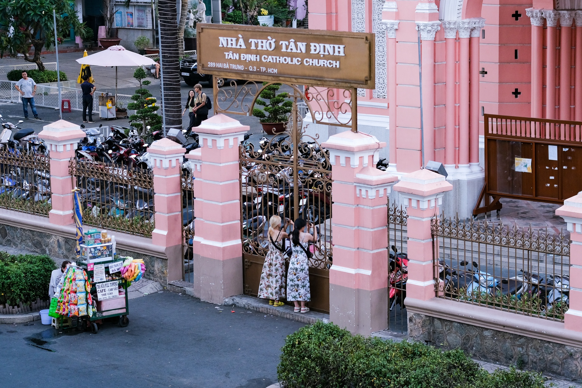 Hàng trăm khách châu Á đến nhà thờ Tân Định chụp ảnh mỗi ngày - ảnh 14