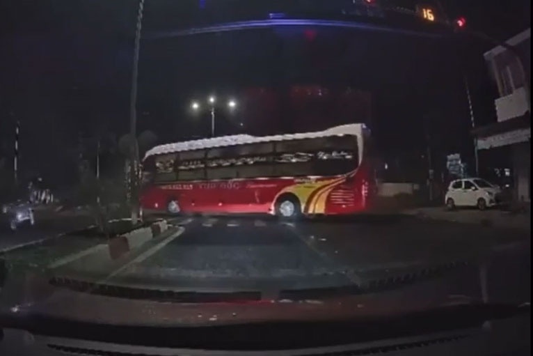 Tài xế xe khách vượt đèn đỏ ở Đắk Lắk bị phạt 5 triệu đồng - ảnh 1