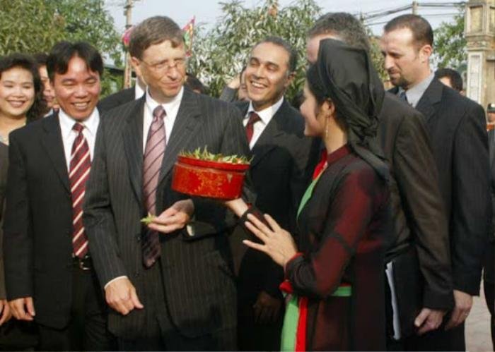 Bill Gates cùng bạn gái du lịch Việt Nam - ảnh 1