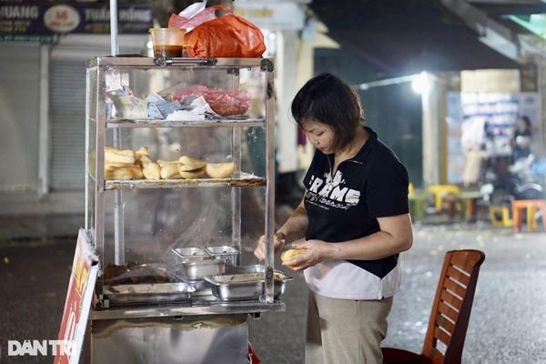 Quán bánh mì phố cổ Hà Nội bị chê 'bán đắt' mỗi ngày vẫn hết veo 800 chiếc - ảnh 5