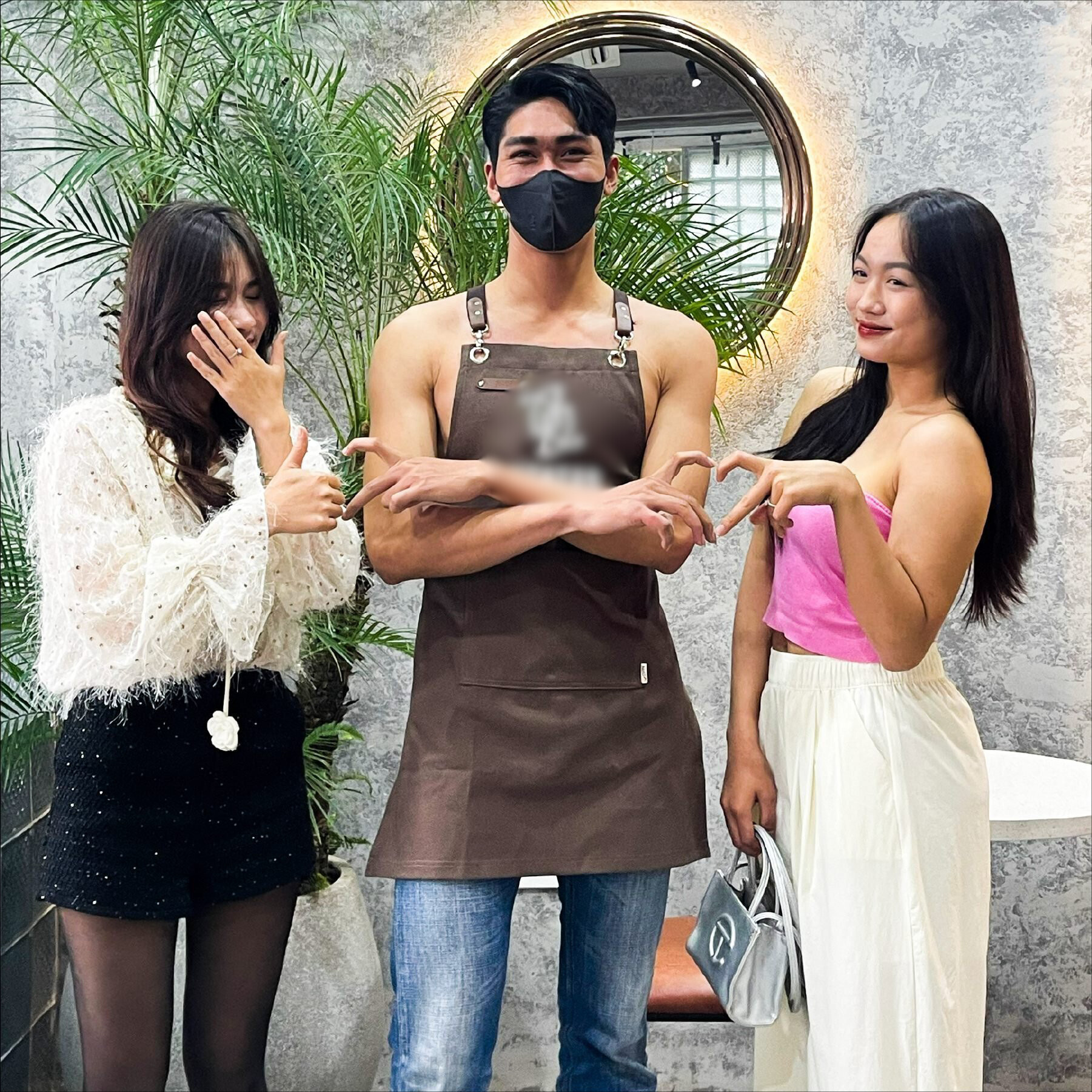 Tranh cãi nhân viên nam không mặc áo, phục vụ cà phê ở Hà Nội ngày 8/3 - ảnh 6