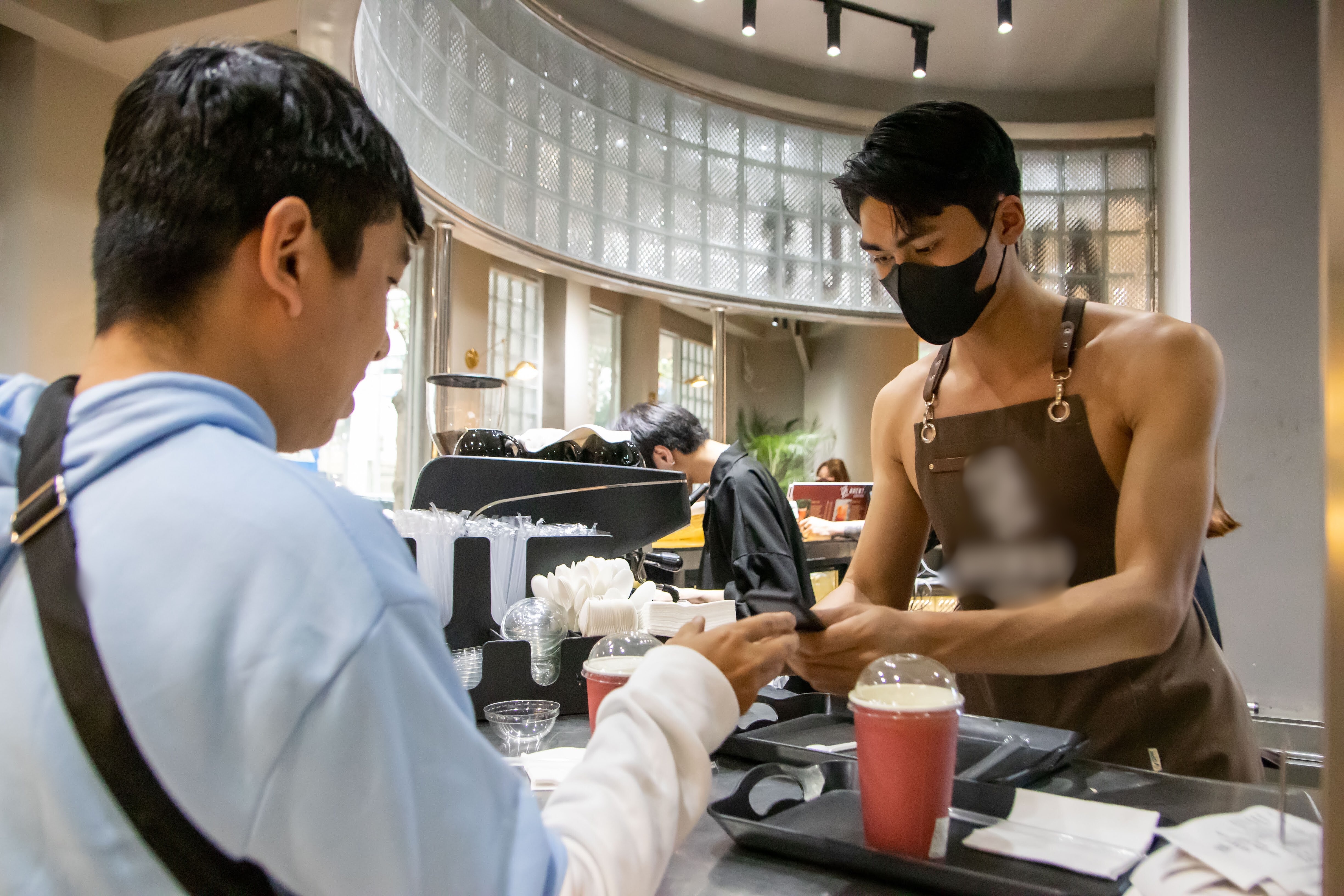 Tranh cãi nhân viên nam không mặc áo, phục vụ cà phê ở Hà Nội ngày 8/3 - ảnh 4