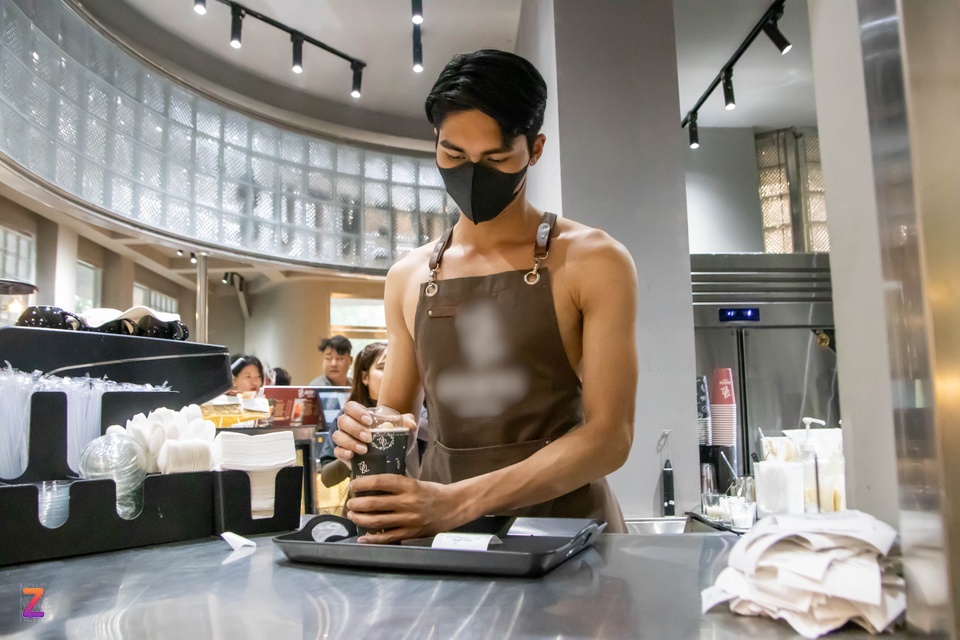 Tranh cãi nhân viên nam không mặc áo, phục vụ cà phê ở Hà Nội ngày 8/3 - ảnh 1