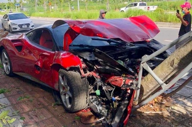Siêu xe Ferrari 488 GTB tái xuất sau hơn một năm tông đổ cây tại Hà Nội - ảnh 2