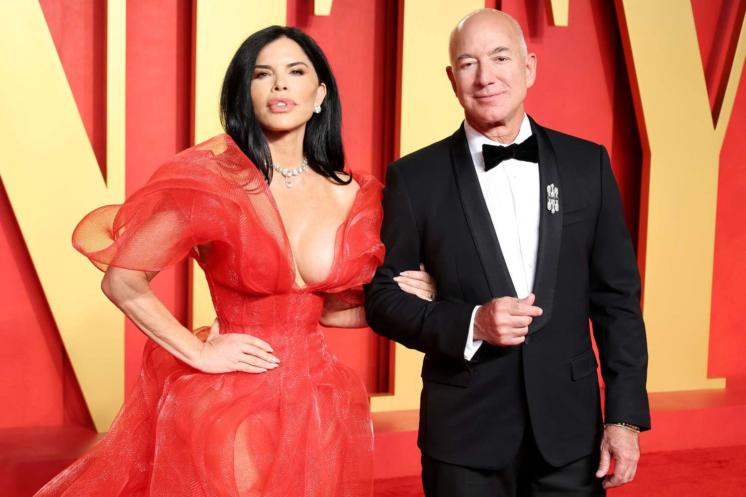 Váy xẻ sâu của người tình tỷ phú Jeff Bezos ở tiệc hậu Oscar - ảnh 1