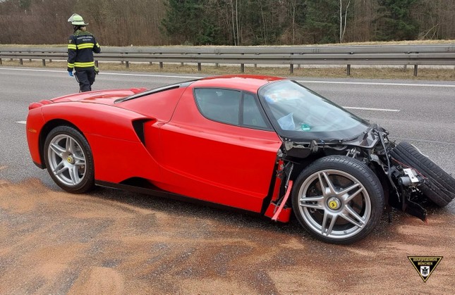Nhân viên đại lý tông nát đầu siêu xe Ferrari Enzo triệu USD - ảnh 1