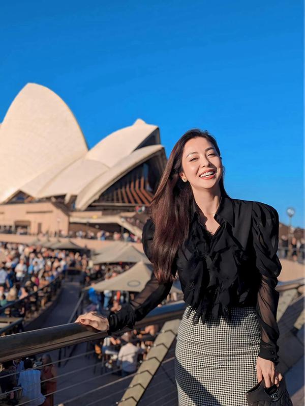 Jennifer Phạm khoe dáng ở Úc, fan tò mò bí quyết chăm sóc body và da - ảnh 1