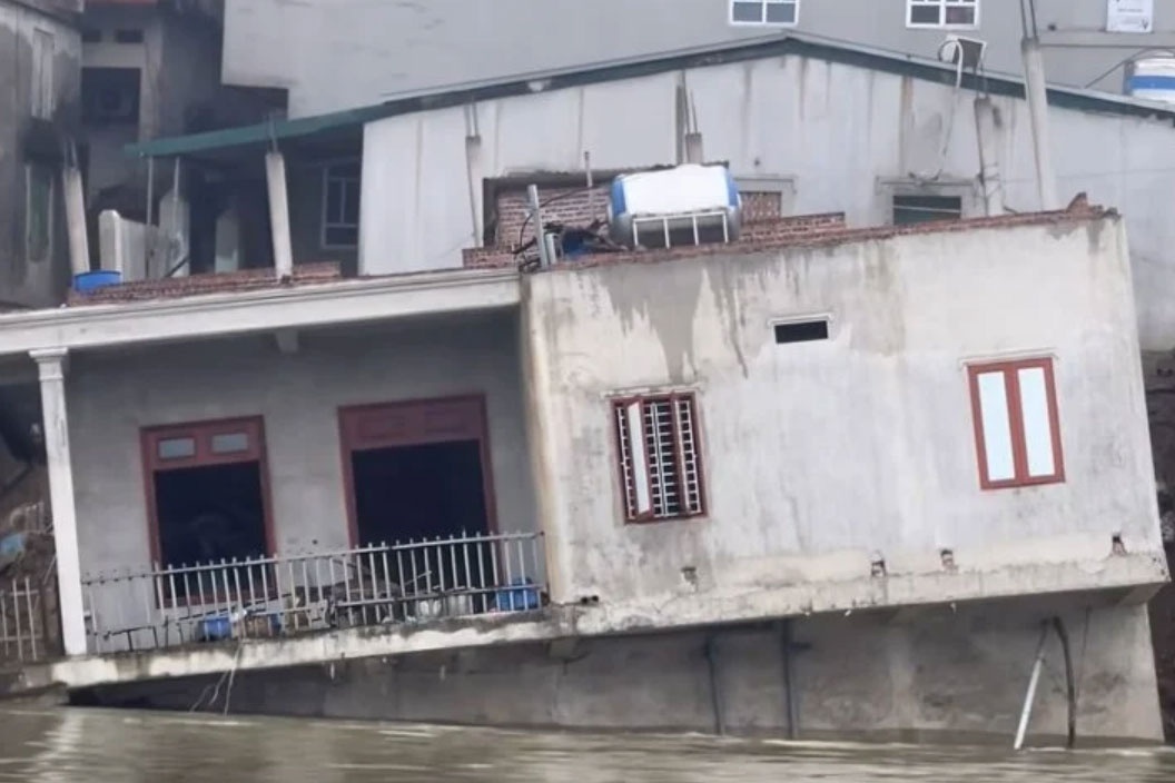 Sạt lở bờ sông Cầu ở Bắc Ninh, một căn nhà bị nhấn chìm - ảnh 1