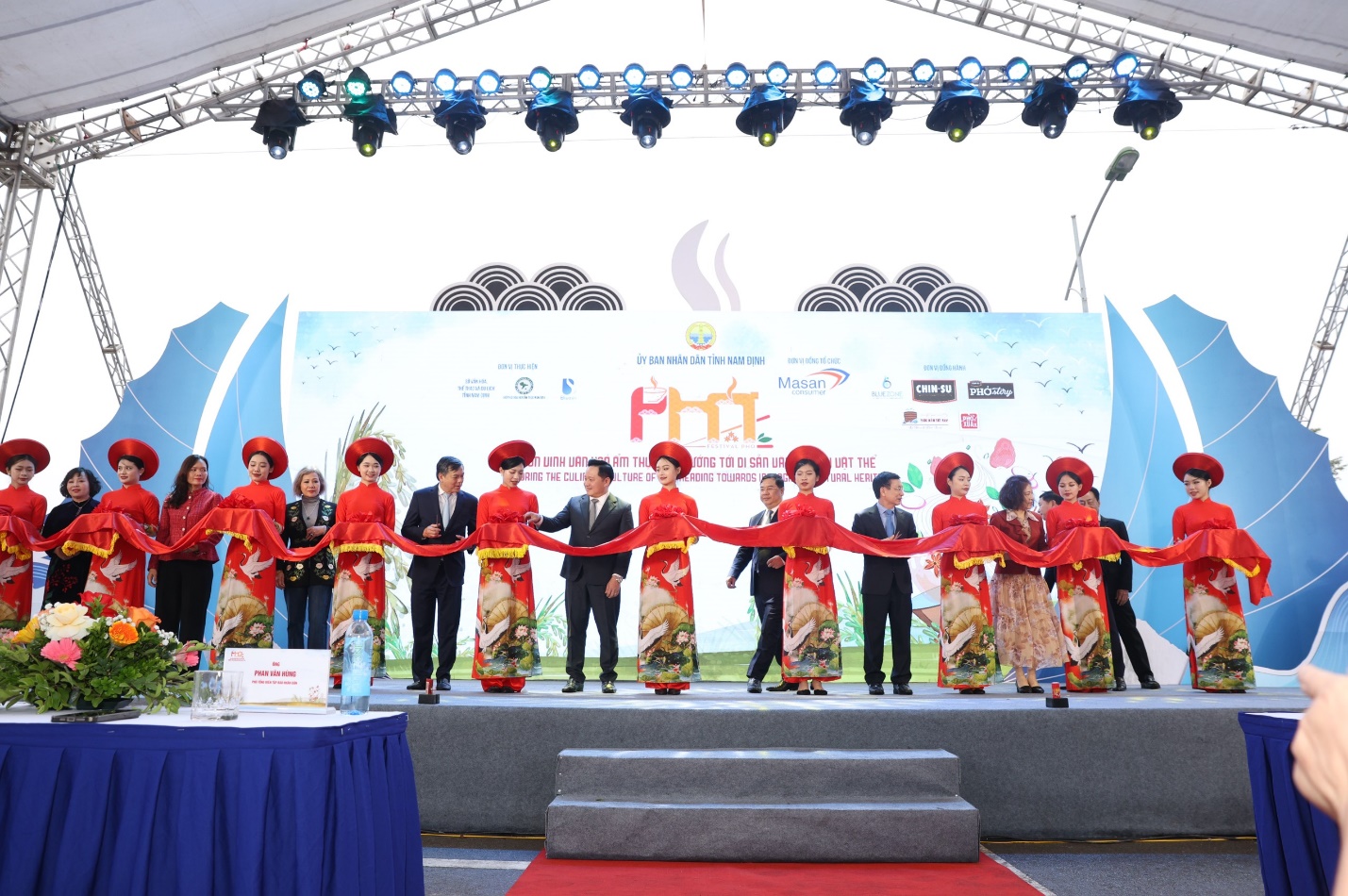 Hàng nghìn lượt khách đổ về Festival Phở 2024 tại Nam Định ngay ngày đầu khai mạc - ảnh 1