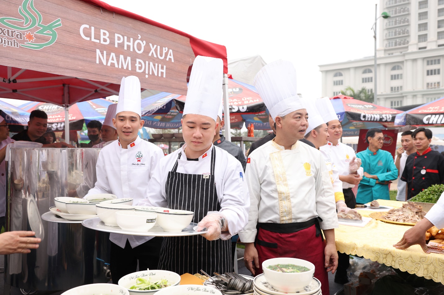 Hàng nghìn lượt khách đổ về Festival Phở 2024 tại Nam Định ngay ngày đầu khai mạc - ảnh 5