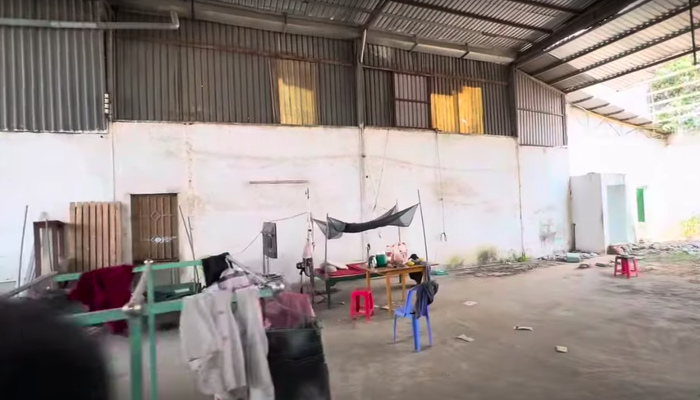 Xôn xao hình ảnh nghệ sĩ Thương Tín đang sống trong nhà xưởng bỏ hoang - ảnh 5