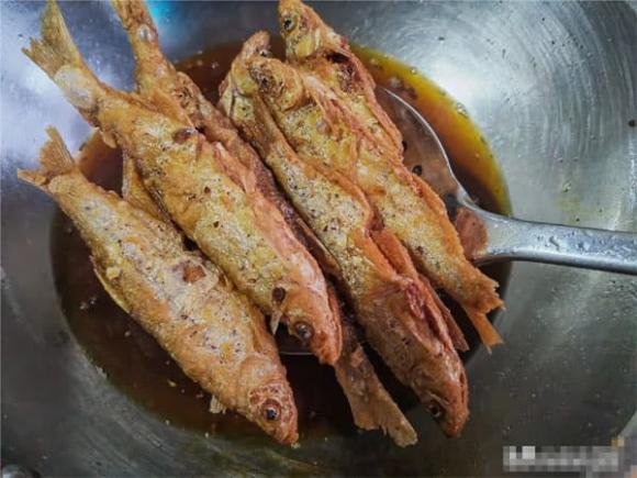 Cách làm món cá thơm ngon đúng điệu, dạy bạn một số mẹo để cá có màu vàng, giòn và không tanh - ảnh 9